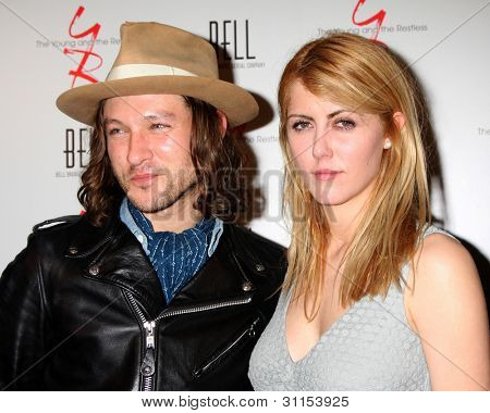LOS ANGELES - 16 de MAR: Michael Graziadei, Yvonne Zima llega a los jóvenes & inquietos 39 aniversario