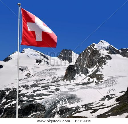 Strahlhorn, Rimpfischhorn et Allalinhorn avec drapeau suisse - Alpes suisses