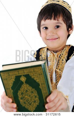 Muslimische Kind halten Heilige Qoran