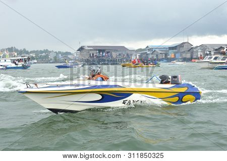 Speedboat Race