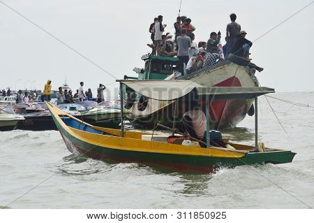 Speedboat Race