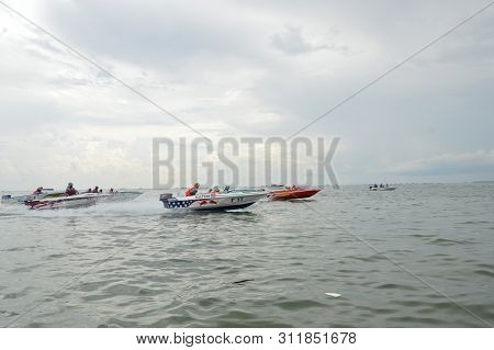 Speedboat Race