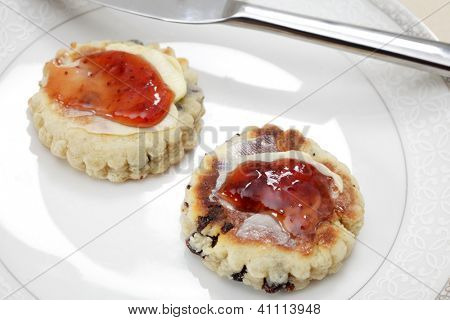 Kleine walisische Kuchen gebacken eine traditionelle Bratpfanne Pfanne Scone, serviert mit Butter und Marmelade