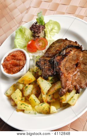 Patates cipsi ile ızgara biftek
