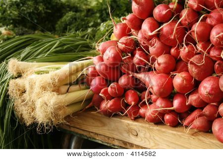 Редис и лук на рынке