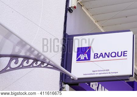 Bordeaux , Aquitaine France - 03 03 2021 : Axa Banque Logo Brand And Text Sign Front Of French Agenc