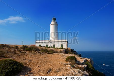 ประภาคารกว้างลา Formentera ใกล้ Ibiza ที่หมู่เกาะแบลีแอริก
