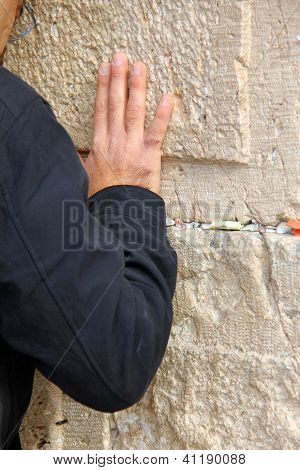 Mão de orar homem no muro das lamentações em Jerusalém