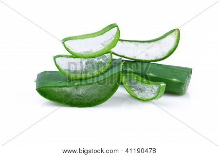 aloe vera skiver isoleret på hvid baggrund