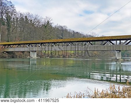 Hermetschwil Wooden Footbridge Over The Reuss River (holzfussgängerbrücke Hermetschwil über Den Flus