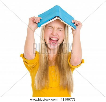 学生の女の子の本を強調