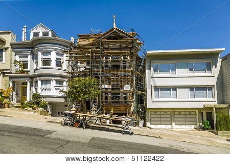 SAN FRANCISCO USA - JULY 23, 2008: urban houses in San Francisco ,USA. The street reaches a maximun of 18 degrees and is one of the steepest in SFO.