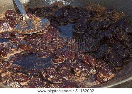 Fresh figs cooked in red wine