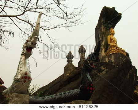walkway inside Phra that jom pasri