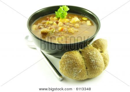 Sopa de legumes em uma tigela preta