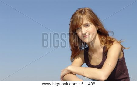 Csinos, fiatal Squinting lány