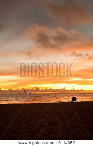 Lyse solopgang i morgen med sandstrand og havet