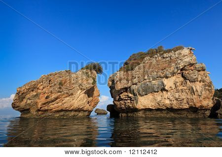Sten i vandet i Porto Zoro Beach i Zakynthos, Grækenland
