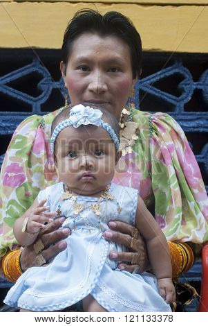SAN BLAS, KUNA YALA , PANAMA - OCTOBER  26 :Kuna woman poses with her daughter dressed in traditional costumes. October 2008 in Kuna Yala, Panama.