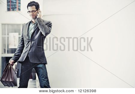 Unge forretningsmand tale over cellphone