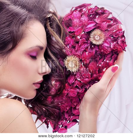 Retrato de uma jovem beleza com coração rosa