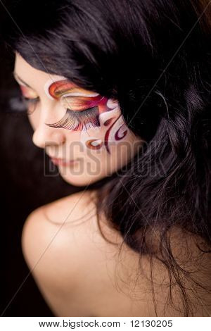 Fashion Make-up mit langen Wimpern und Gesicht Kunst auf schönes Modell. Shallow DOF, Konzentration auf das linke Auge.