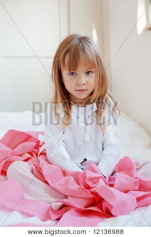 Retrato de criança brincando com papel higiênico rosa