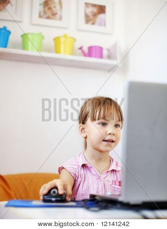 Malé roztomilé dítě pracovat s notebookem doma