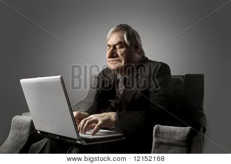 grådige forretningsmand ved hjælp af laptop