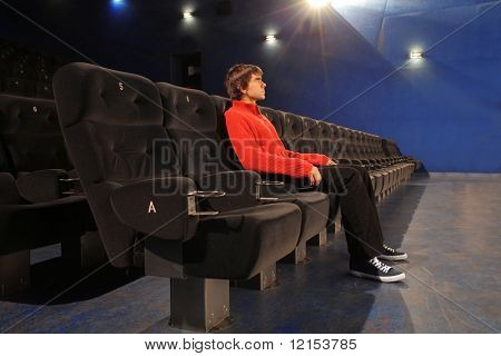 homme, regarder un film dans un cinéma