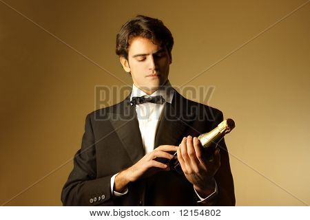 cameriere guardando una bottiglia di champagne