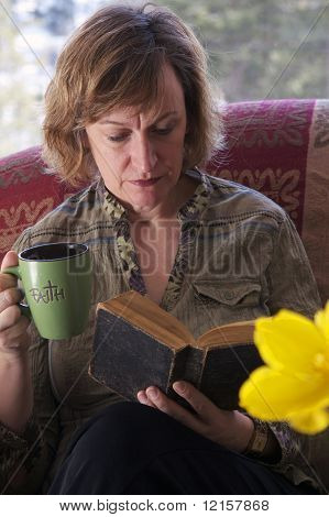 Baby Boomer mamma ta en paus och läsa en bok