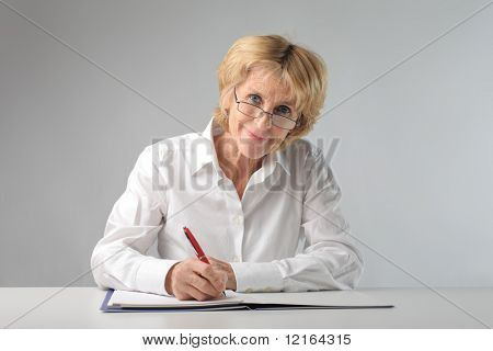 Femme souriante, écrit sur un registre