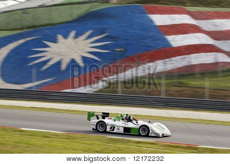 SEPANG, MALAYSIA - 8. AUGUST: Fugazi Racing Team bil drev af malaysiske flag på 12 timers løb af 
