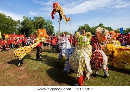 Malaca - 1 de noviembre: Frunce de las tropas de danza León para una gran actuación en el Festival anual de Chong Yang