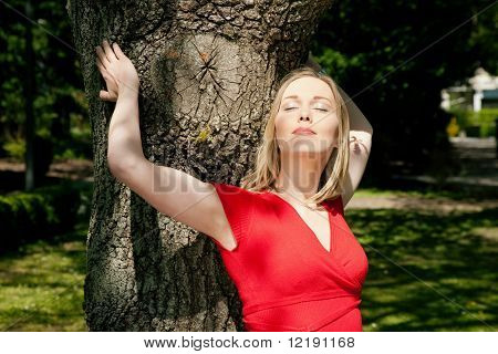 Ragazza sognare su un albero in un parco