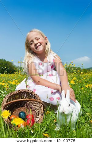 Ayrıca s için çocuk bir bahar çayır, sepet ve çiçekler çok yumurta Paskalya bunny sevişme
