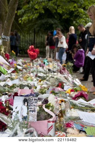 Londýn - 27. července: Její fanoušci platební hold Amy Winehouse před jejím domem na náměstí, na J Camden