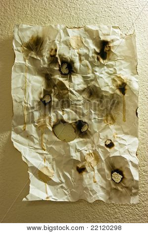 Froisser et brûlé sur papier