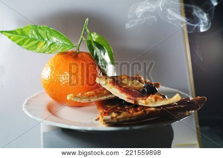 Pizza schnitte mit Sardellen und schwarzen Oliven und Salami