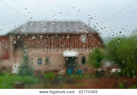 Капли на стекле