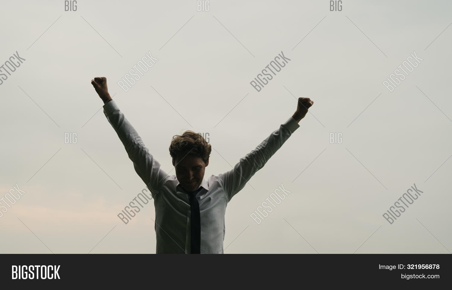 High raised. Держатся за руки вверх. High raised. High raised. Ладонь вверх.