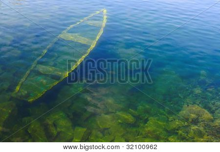 Los restos del naufragio de un barco en la parte inferior.Fondo de agua natural.