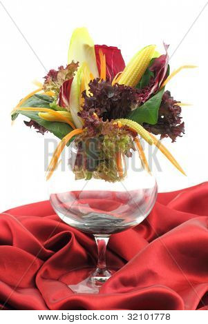 玻璃在时尚蔬菜沙拉