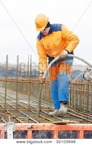 építő munkavállaló vibrátor gép tömörítés öntött beton való Zsaluzó megerősítése