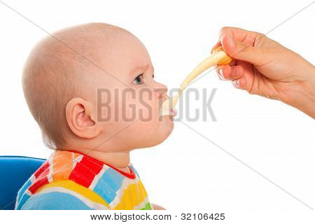 Děťátko je krmení tvaroh ze lžíce