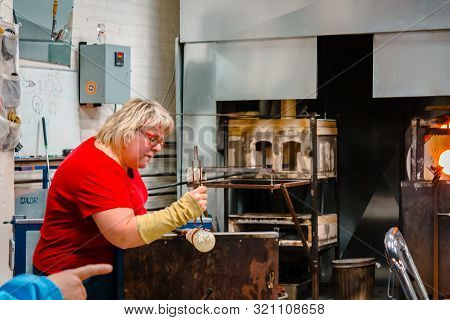 Kalamazoo, Mi/usa - December 4th 2015: Artisan Working With Glass