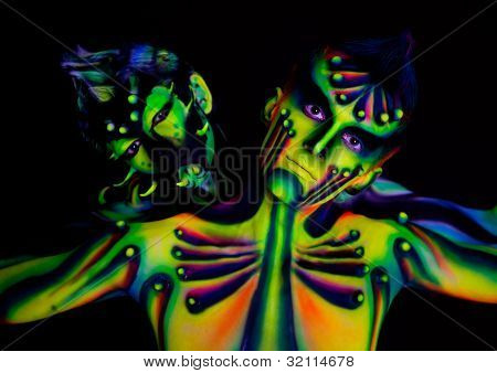 Dva muži s fluorescenční bodyart
