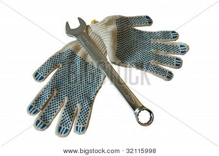une clé avec gants isolés