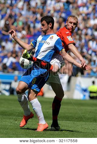 BARCELONA - 15. dubna: Alvaro Vazquez Espanyol bojuje s Jeremy Mathieu Valencia CF během 
